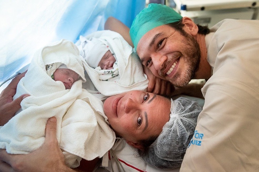 Fabiula Nascimento e Emílio Dantas mostram primeira foto com os gêmeos Roque e Raul — Foto: Reprodução / Instagram